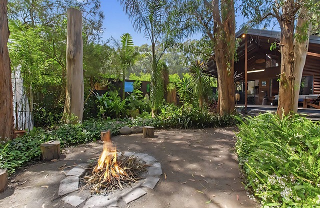 Peaceful, creative home in a lushnbush setting, only 300m from the beach!