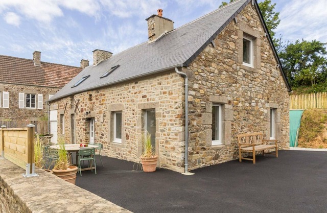 Peaceful house near beach, parking, pets allowed