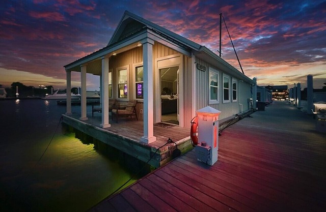 Peaceful! Inviting! Clean! Perfect! Heavenly floating getaway! Dock your boat!