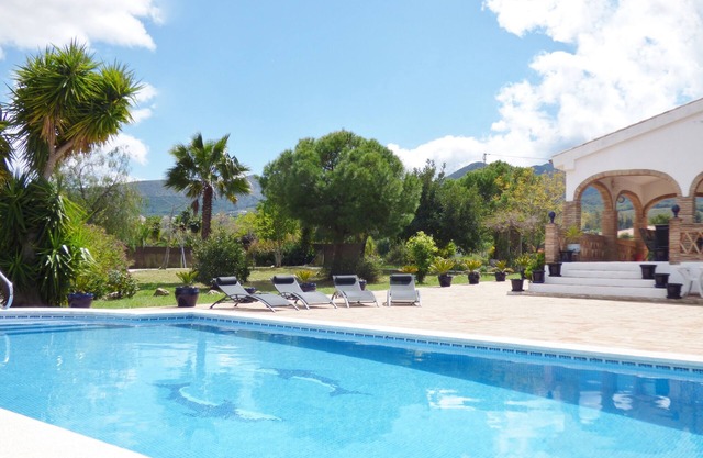 Peaceful private villa with large pool & beautiful mountain views.