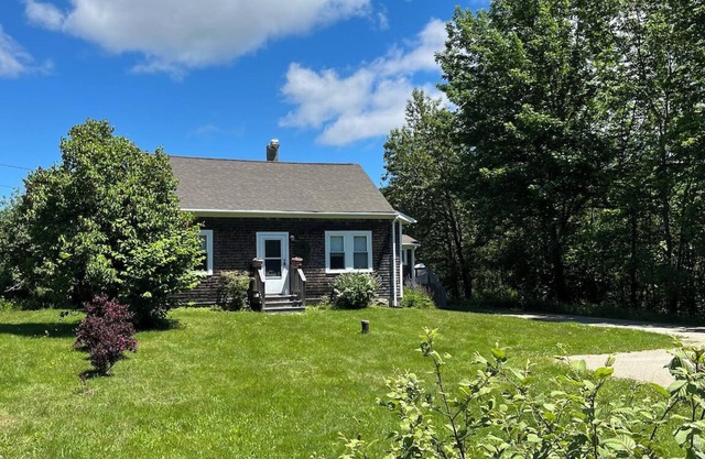 Peaceful & quiet home under 10 minutes from Acadia National Park. DOG FRIENDLY!