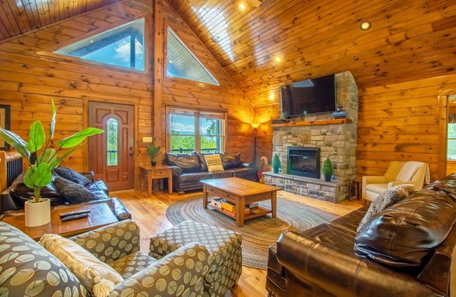 Peaceful Retreat: Hot Tub, Mountain Views, Fire Pit!