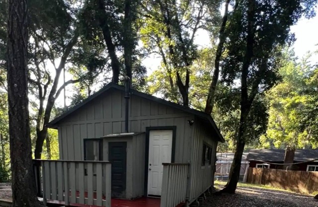 Peaceful Small Studio /Cabin is 100 years old with WiFi in La Honda Forest