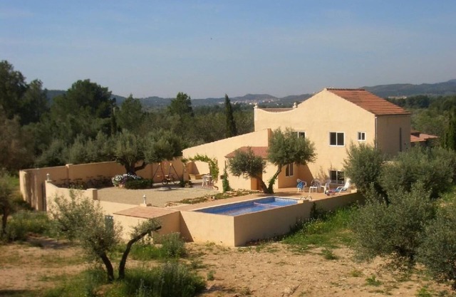 Peaceful,spacious villa, 220m2. 5 bedr.3 bathr.& large pool. Sleeps 6-13 persons