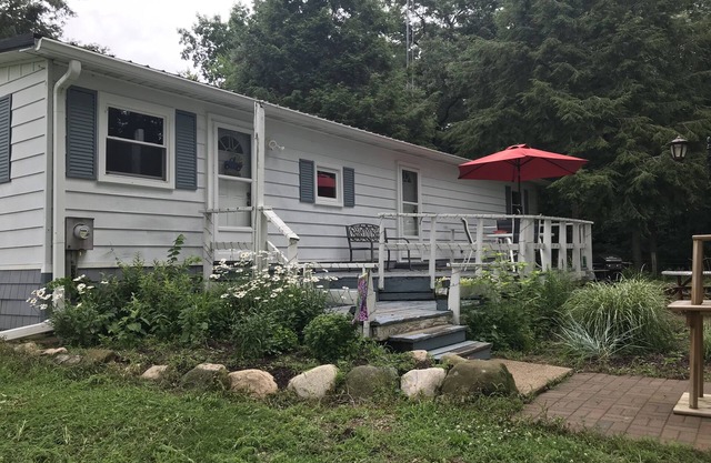 Peaceful spacious Dog-Friendly, family friendly, escape with a Private Lake