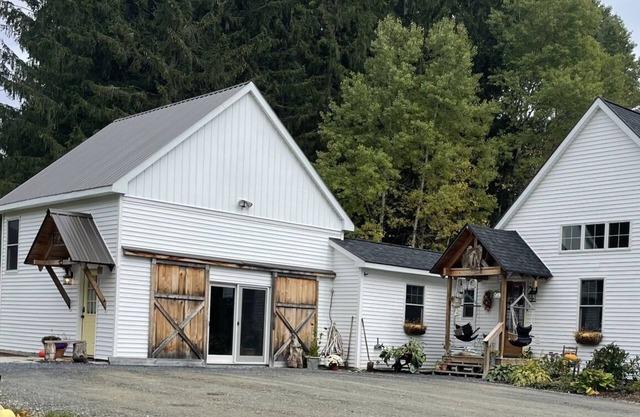 Peaceful Stay at Birds of a Feather Farm & Span