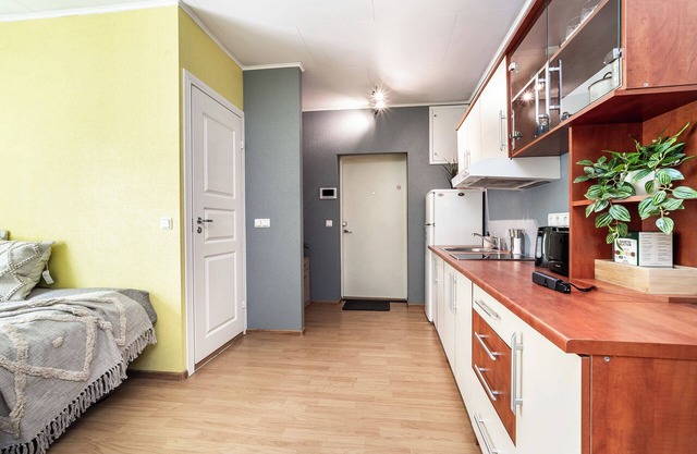 Peaceful studio with desk & free parking near city center