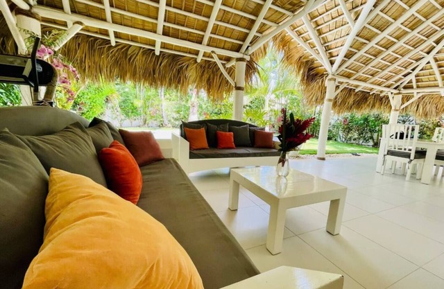 Peaceful villa with garden and swimming pool - 300 m from the beach