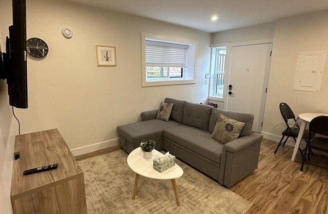 Peacefull/Quiet 1 Bedroom Basement Suite