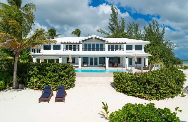 Pease Bay House: Beachfront Villa w/Private Tennis Court, Infinity Pool + Backyard Snorkeling