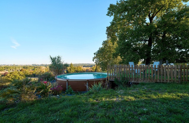 Pech Chabrol: Family Cottage with Pool and Vineyard View