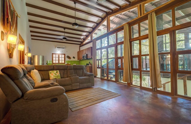 Pedasi Retreat/2BD/2BA with Large Screened Deck, AC & Local Charm