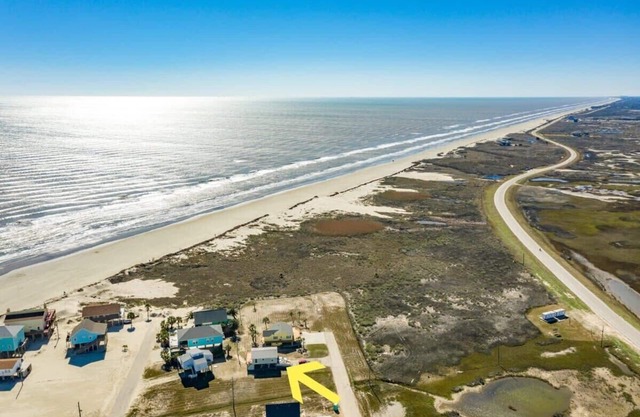 Peek-a-Boo Beach & Bay Views!