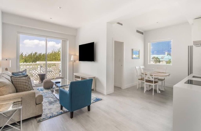 Penthouse 2BR/2BTH Apt/w Rooftop Pool Near Beach