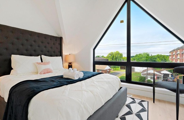 Penthouse 2BR with Rooftop, Parking and Situated Only Minutes to The Falls