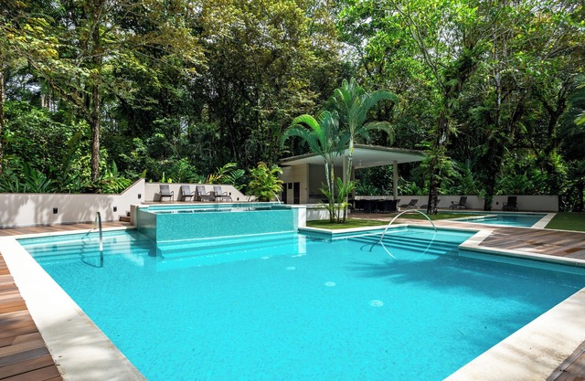 Penthouse Beachfront Condo-Safe-Sleeps 8