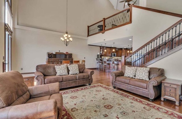 Penthouse Condo, Near SDC, Free Tickets, Cmty Pool, Grand Master Bedroom