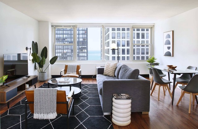 Penthouse Corner 3BR in Streeterville | Roof Deck