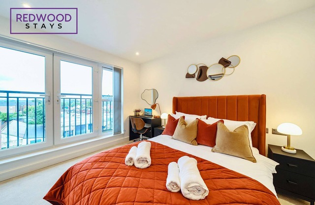 Penthouse | FREE Parking | Balcony | Hi-Speed WiFi