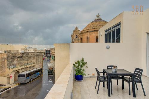 Penthouse in Mosta with city views & terrace by 360 Estates