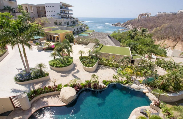 Penthouse with Rooftop Terrace, Amenities & Ocean Views