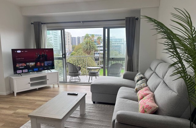 Penthouse Perfection 3 bd, 2 bth-free carpark and pool