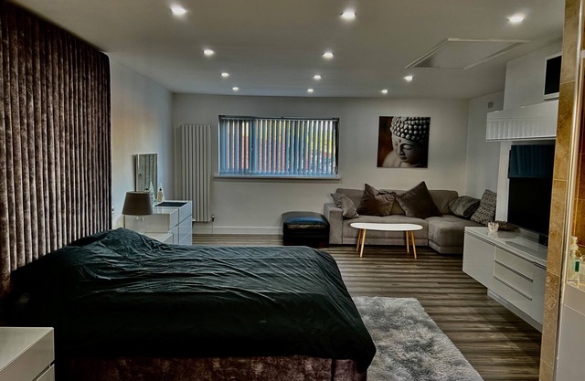 Penthouse style 2 bedroom house with Hot-tub