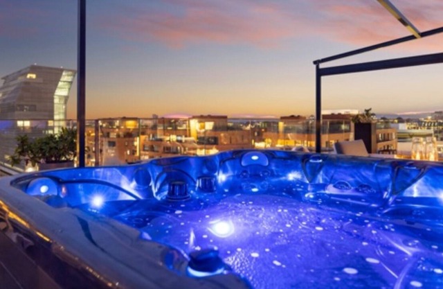 Penthouse with jacuzzi on 170sqm balcony
