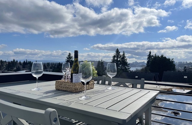 Perch - Winslow Place: Walkers Paradise! NEW & Modern, Pet Friendly w/AC