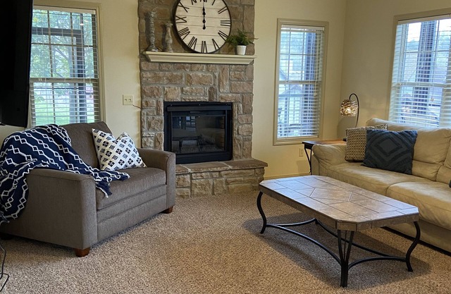 Perfect Family friendly Branson Getaway! Pool, Golf, awesome amenities!