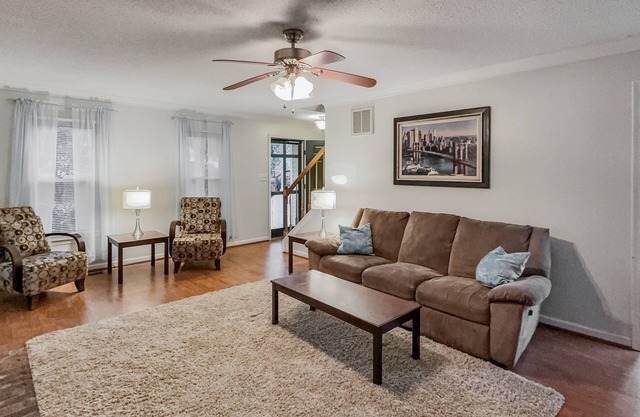 Perfect for Extended Stays! Spacious 4-bedroom, Great Location!