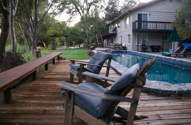 Perfect getaway! Riverside pool, river access, 5 min from Healdsburg square!