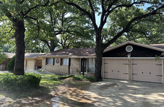 Perfect Location good family size home 5 min to downtown restaurants and stores