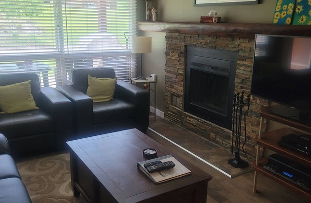 Perfect location One Bedroom Townhome: True Ski to Door!