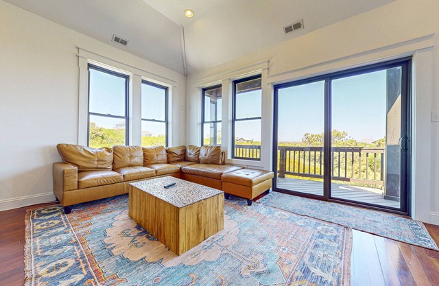 Perfect Retreat with Private Hot Tub, Panoramic Views, Full Kitchen pet-friendly