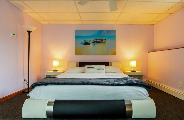Perfectly Located & Comfy Suite - Fall's Best !