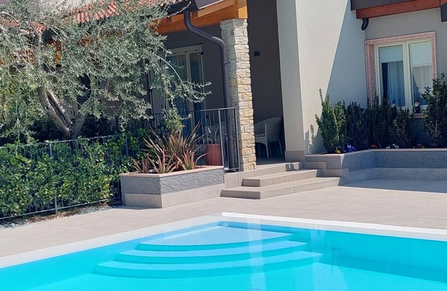 Pergola House 2 - Poolfront with parking space