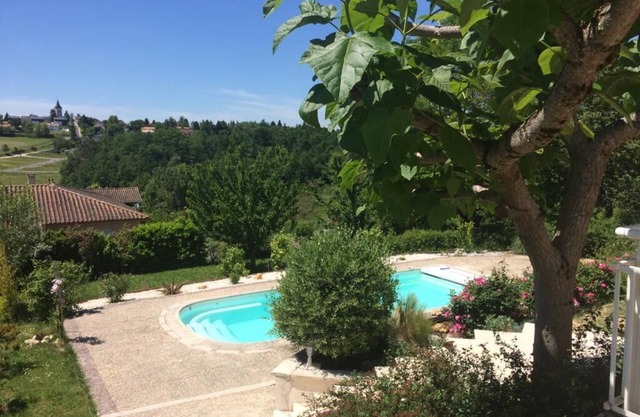 PERIGUEUX CHAMPCEVINEL DORDOGNE STUDIO SWIMMING POOL.