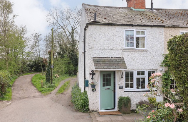 PERIWINKLE COTTAGE, pet friendly, with open fire in Barrow Upon Soar