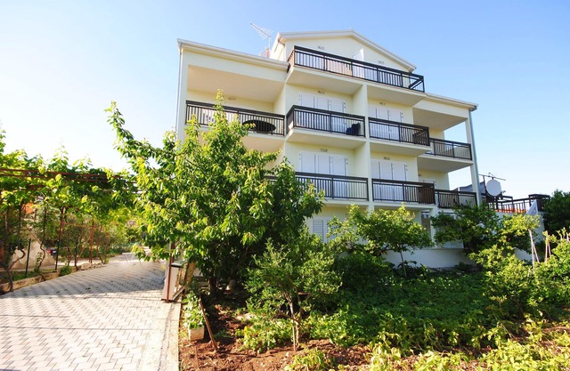 Perkovic apartment Ana is just 50 m from the inviting beach in Kaštel Štafić