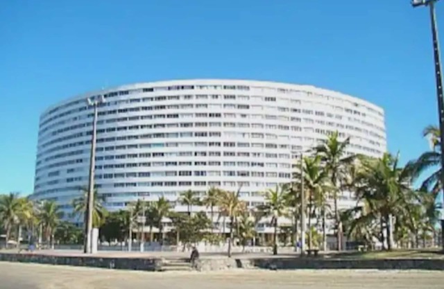 Peruíbe - round building - apartments facing the sea (11 97520 3251)