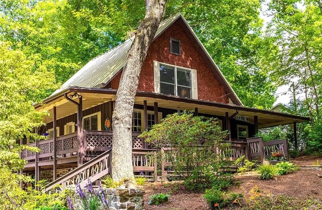 Pet Friendly Centrally Located Relaxing Bungalow with Deck Spaces + Fireplace!