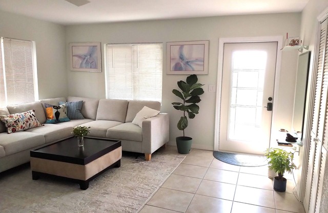 Pet-Friendly Coastal Cottage Sleeps 4 1 B/1 B 2 miles to the Beach Boat Ramp