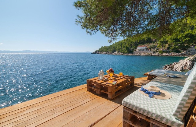 Pet friendly home in Gdinj with kitchen