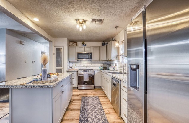 Pet friendly house walking distance to Blue Bell Creameries and Aquatic Center