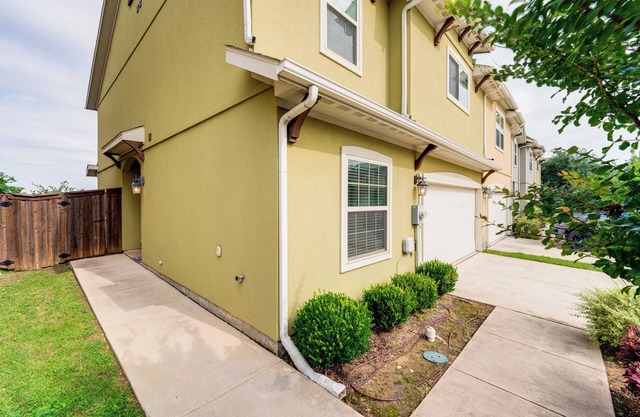 Pet-Friendly Irving Townhome w/Patio + Grill!