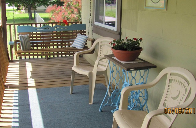 Pet Friendly ! Large fenced yard !