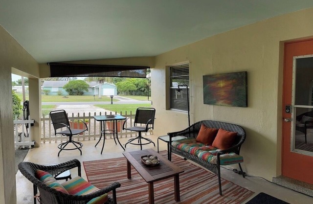Pet Friendly, Remodeled, Super Clean Cottage near Beach & quaint downtown Stuart