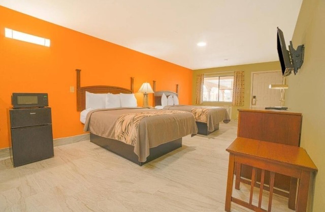 Pet Friendly Room by Aquarium + Parking, Close to Attractions