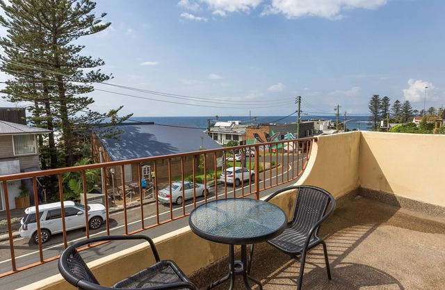 Pet friendly Seaview Apartment in the heart of Coledale village. 100m to Beach